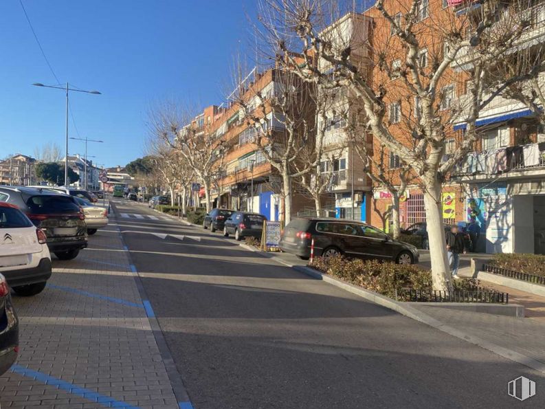 Local en venta en Zona Centro, Boadilla del Monte, Madrid, 28660 con coche, edificio, cielo, planta, vehículo, matrícula del vehículo, superficie de la carretera, asfalto, árbol y neumático alrededor