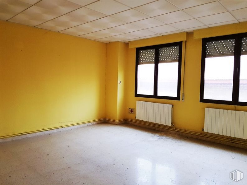 Office for rent at Avenida Madrid, Toledo, 45003 with window, building, fixture, shade, wood, house, window blind, wall, wood stain and hall around