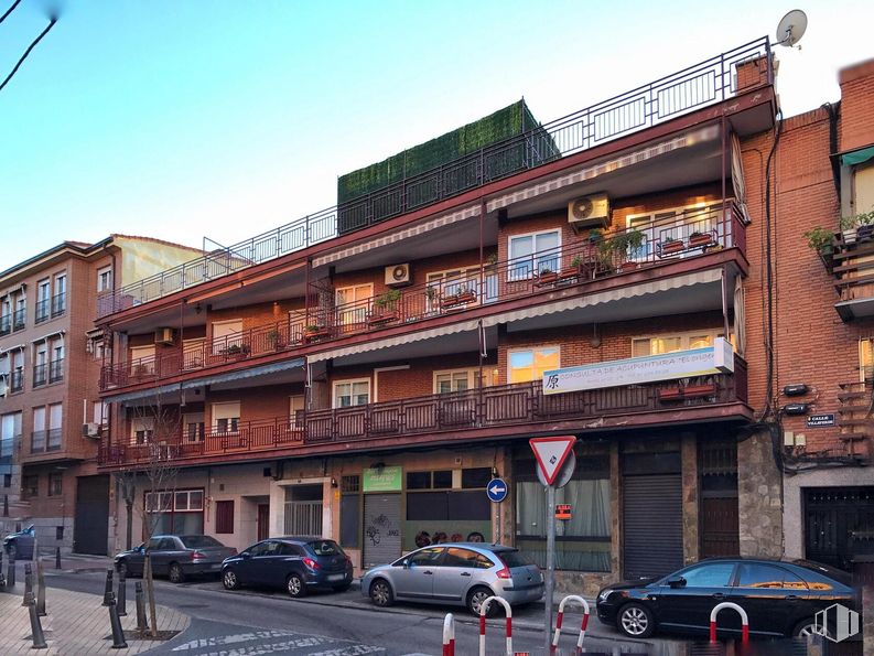 Local en venta en Calle Villaverde, 28, Getafe, Madrid, 28902 con coche, edificio, rueda, neumático, cielo, propiedad, vehículo, ventana, diseño urbano y condominio alrededor