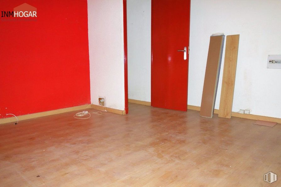 Retail for sale & for rent at Calle Doctor Fleming, 22, Ávila, 05001 with door, wood, orange, flooring, floor, paint, amber, fixture, wood stain and hall around