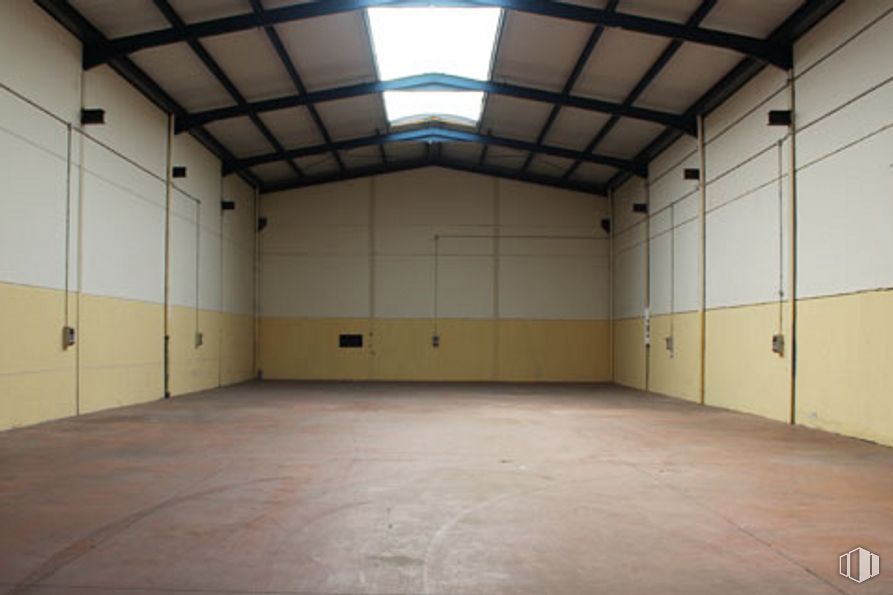 Industrial for sale at Calle Velázquez, Huecas, Toledo, 45511 with light fixture, building, wood, lighting, field house, hall, flooring, floor, ceiling and hardwood around