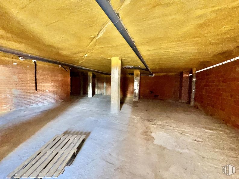 Retail for sale at Avenida Derechos Humanos, Ávila, 05003 with bench, flooring, floor, ceiling, brick, concrete, building material, wood stain, basement and plywood around