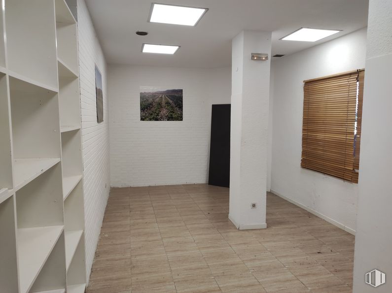 Retail for rent at Plaza Valle del Nalón, 9, Rivas-Vaciamadrid, Madrid, 28529 with window blind, furniture, building, fixture, wood, interior design, flooring, floor, material property and art around