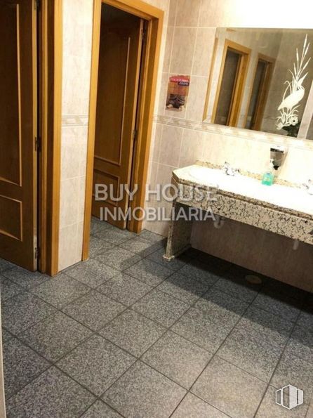 Retail for sale at Avenida Castilla-La Mancha, Illescas, Toledo, 45200 with mirror, countertop, property, sink, plumbing fixture, bathroom, wood, interior design, fixture and flooring around