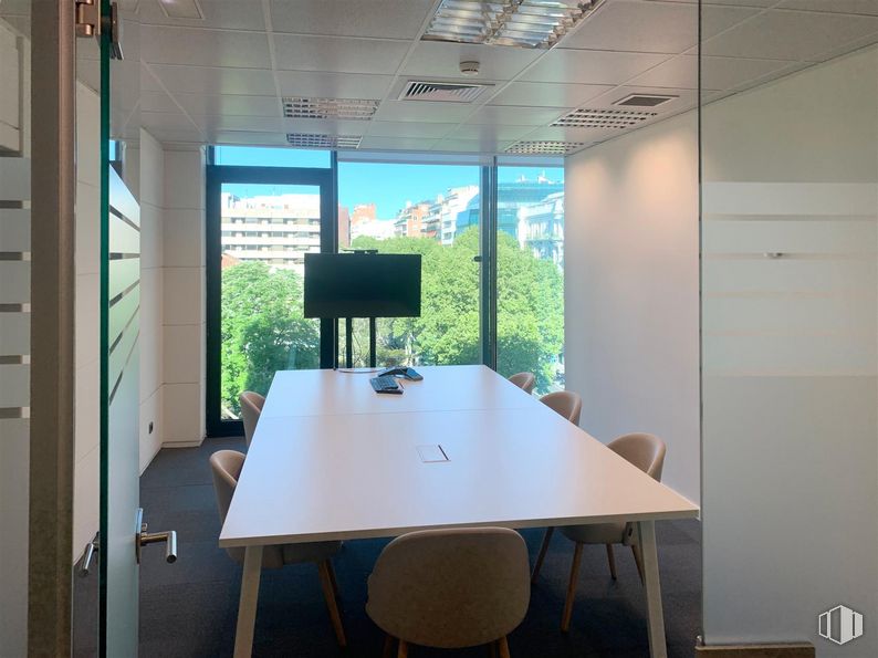 Oficina en alquiler en Paseo Castellana, 41, Chamberí, Madrid, 28046 con silla, escritorio, mesa, edificio, mueble, accesorio, mesa de cocina y comedor, interiorismo, madera y suelo alrededor