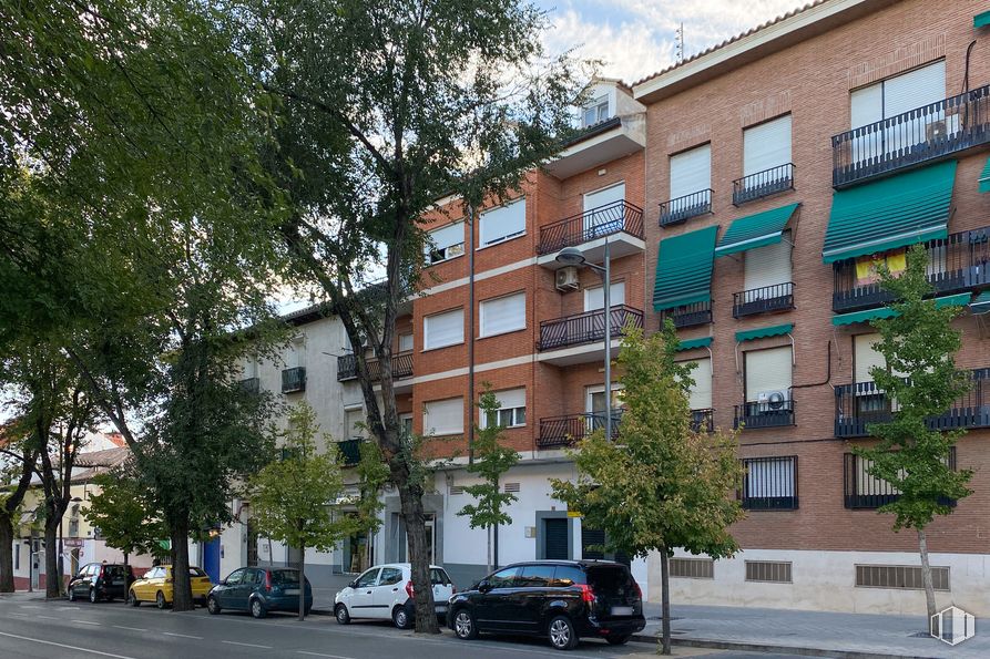 Local en venta en Calle Rey, 63, Aranjuez, Madrid, 28300 con coche, edificio, vehículo terrestre, día, rueda, ventana, vehículo, cielo, neumático y planta alrededor