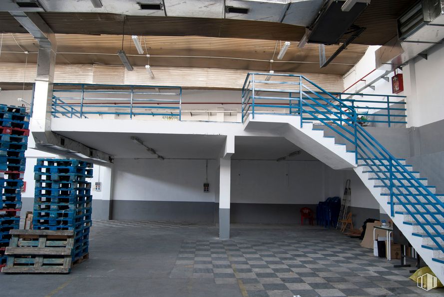 Nave en alquiler en Camino Hormigueras, Villa de Vallecas, Madrid, 28031 con azul, sombra, accesorio, material compuesto, gas, diseño urbano, edificio comercial, fachada, techo y madera alrededor