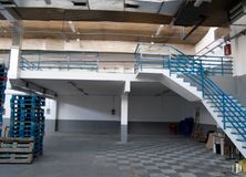 Nave en alquiler en Camino Hormigueras, Villa de Vallecas, Madrid, 28031 con azul, sombra, accesorio, material compuesto, gas, diseño urbano, edificio comercial, fachada, techo y madera alrededor