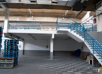 Nave en alquiler en Camino Hormigueras, Villa de Vallecas, Madrid, 28031 con azul, sombra, accesorio, material compuesto, gas, diseño urbano, edificio comercial, fachada, techo y madera alrededor