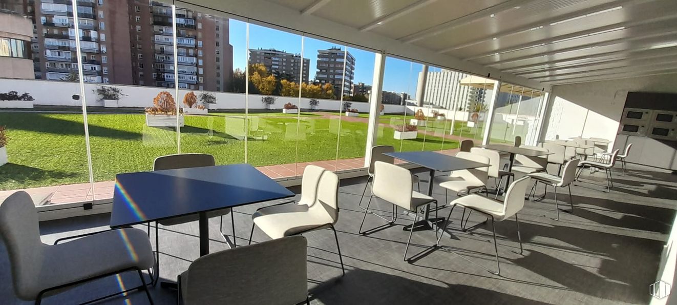 Oficina en alquiler en Calle Manuel Tovar, 31, Fuencarral - El Pardo, Madrid, 28034 con silla, mesa, edificio, mueble, propiedad, planta, sombra, diseño de interiores, arquitectura y ventana alrededor