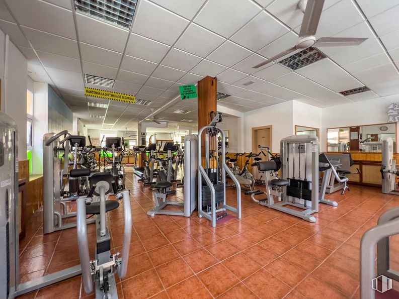 Retail for sale at Calle Eras, Ávila, 05002 with chair, crossfit, building, exercise machine, interior design, floor, gym, leisure, physical fitness and weightlifting machine around