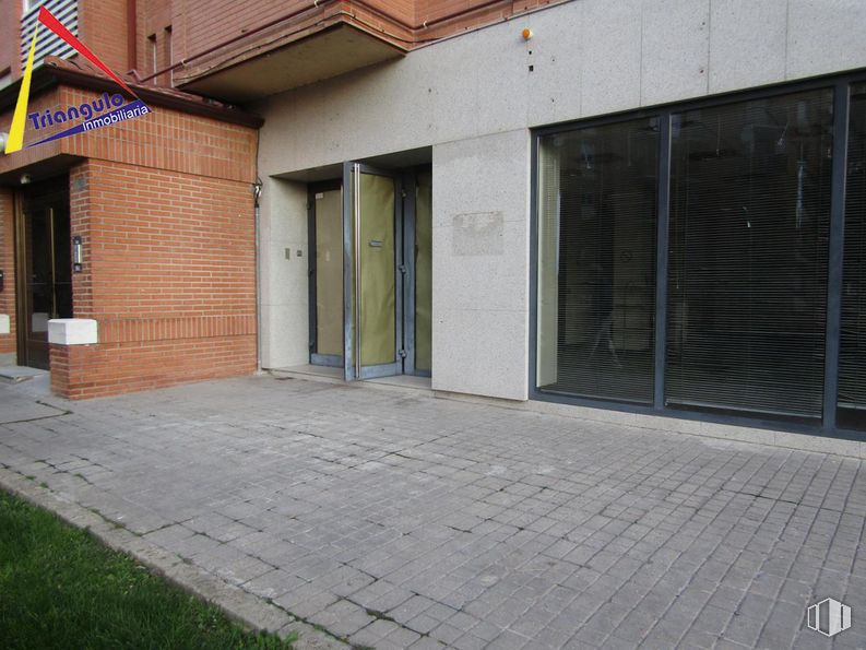 Retail for rent at Barrio de El Carmen, Segovia, 40004 with door, road surface, asphalt, building, brickwork, sidewalk, brick, facade, road and concrete around