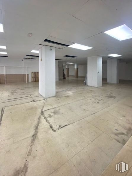 Local en alquiler en Calle Espada, Alcorcón, Madrid, 28921 con accesorio, pasillo, piso, suelo, material compuesto, suelo de baldosas, techo, vidrio, hormigón y material de construcción alrededor