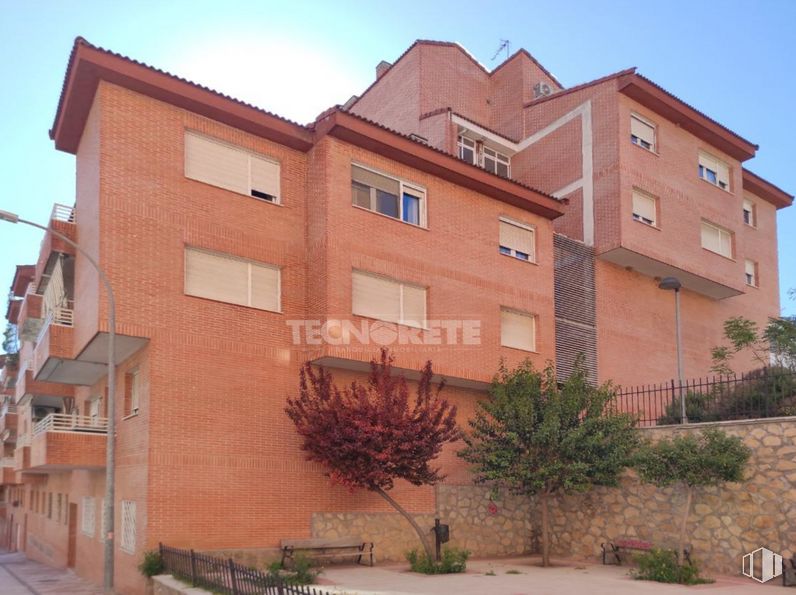 Retail for sale at Calle Juan Ramón Jiménez, Guadalajara, 19004 with window, plant, building, sky, property, urban design, condominium, facade, brick and tree around