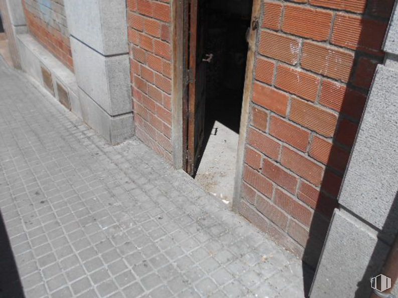 Retail for sale at Calle Vasco de Quiroga, Ávila, 05005 with door, road surface, wood, brickwork, brick, building material, floor, flooring, composite material and sidewalk around