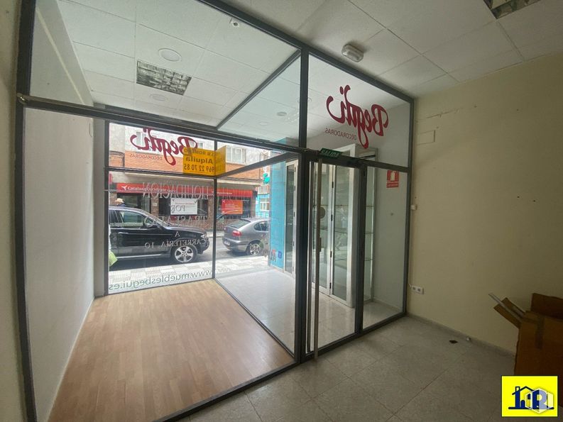 Retail for rent at Centro urbano, Cuenca, 16002 with furniture, fixture, car, tire, automotive exterior, door, automotive parking light, building, flooring and vehicle door around