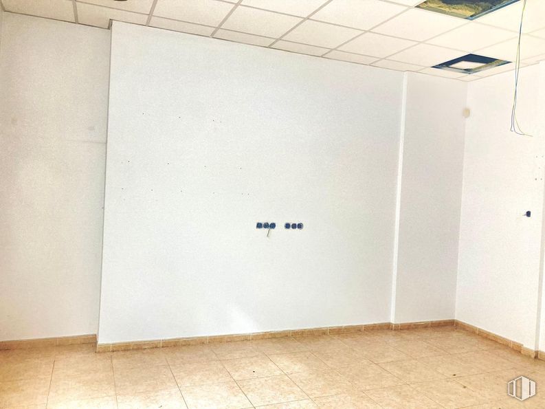 Retail for rent at Calle Narros del Castillo, Colmenar Viejo, Madrid, 28770 with light fixture, lighting, flooring, wall, floor, door, ceiling, tile flooring, plaster and paint around