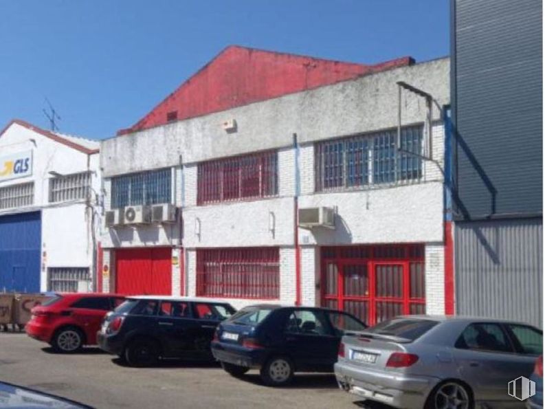 Industrial for sale at Calle Navalcán, 21, Talavera de la Reina, Toledo, 45600 with car, window, wheel, automotive lighting, automotive parking light, automotive exterior, family car, automotive tail & brake light, parking and subcompact car around