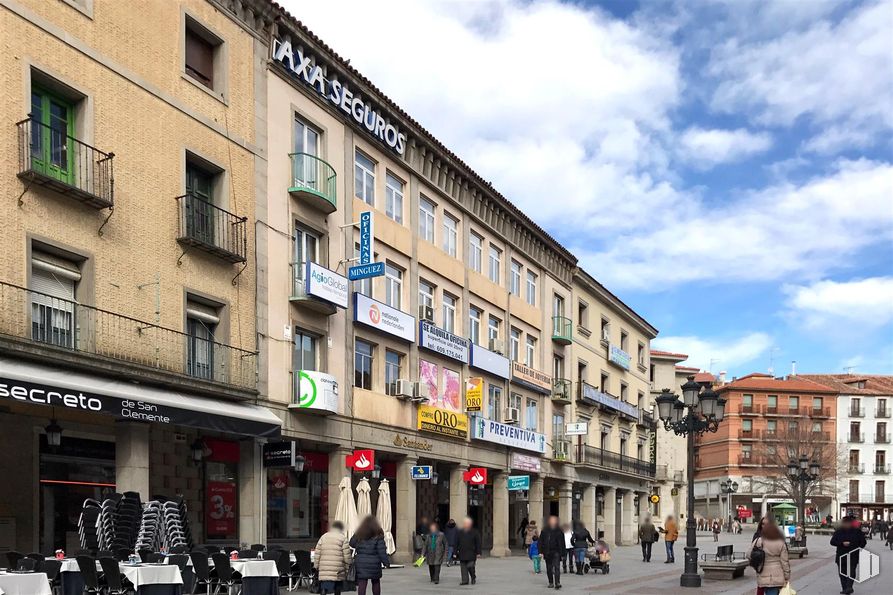 Office for sale & for rent at Avenida Acueducto, Segovia, 40001 with window, cloud, sky, building, urban design, neighbourhood, travel, residential area, facade and metropolis around