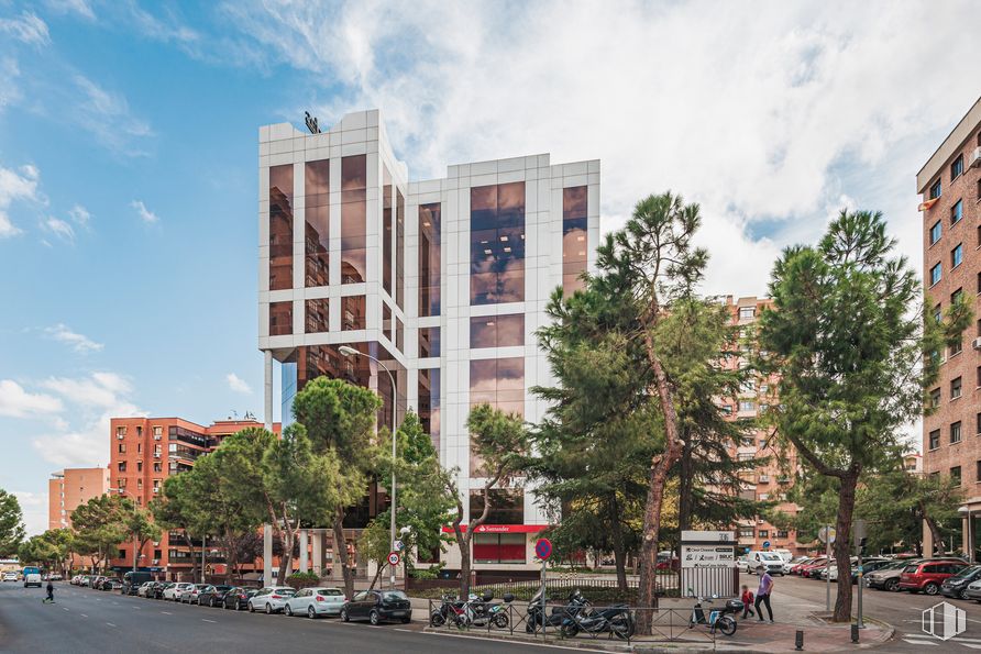 Local en alquiler en Calle Arturo Soria, 336, Ciudad Lineal, Madrid, 28033 con edificio, nube, cielo, propiedad, ventana, coche, infraestructura, árbol, rueda y diseño urbano alrededor