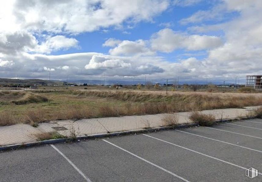 Land for sale at Calle Jesús Grande Aparicio, Ávila, 05002 with plant, cloud, sky, road surface, asphalt, land lot, cumulus, grass, landscape and horizon around