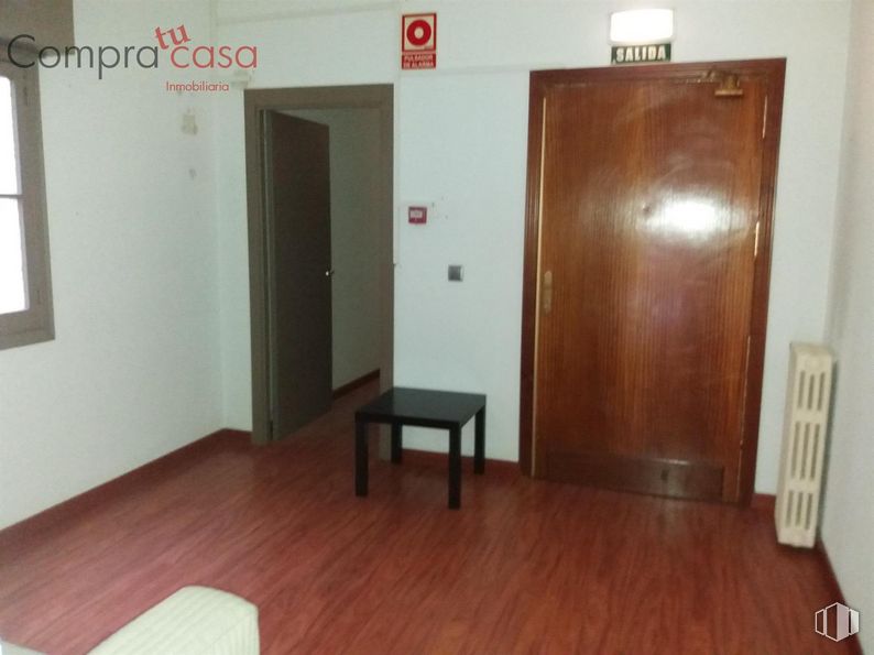 Oficina en alquiler en Avenida Acueducto, Segovia, 40001 con armario, mesa, ventana, accesorio, puerta, madera, interiorismo, suelos, suelo y tinte para madera alrededor