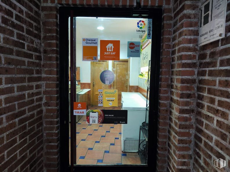 Retail for rent at Calle Rusia, San Blas - Canillejas, Madrid, 28022 with building, brickwork, brick, door, wood, fixture, gas, facade, art and rectangle around