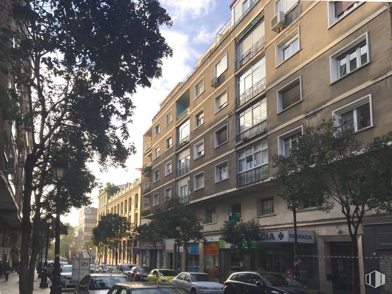 Retail for sale at Calle Valencia, 30, Centro, Madrid, 28012 with window, building, car, sky, cloud, infrastructure, tree, plant, vehicle and wheel around