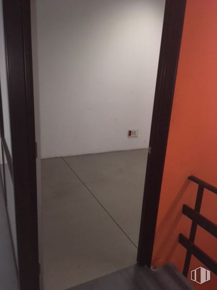 Local en venta en Calle Luis Ruiz, 6, Ciudad Lineal, Madrid, 28017 con espejo, accesorio, edificio, puerta, madera, suelo, piso, exterior automotriz, propiedad material y madera alrededor