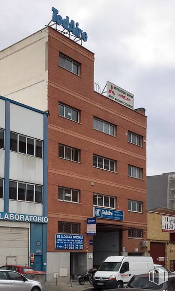 Oficina en alquiler en Calle Luis I, 11, Villa de Vallecas, Madrid, 28031 con edificio, camioneta, coche, ventana, cielo, vehículo terrestre, neumático, luz de estacionamiento automotriz, rueda y vehículo alrededor