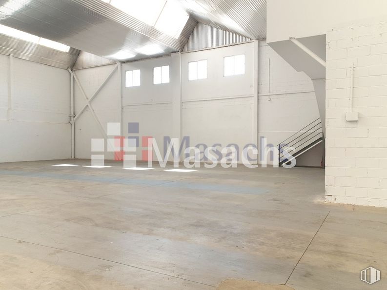 Nave en alquiler en Zona industrial Guadalix, San Agustín del Guadalix, Madrid, 28750 con propiedad, edificio, madera, hall, suelo, suelos, sombra, material compuesto, accesorio y techo alrededor