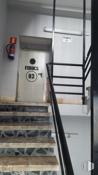 Oficina en alquiler en Calle Fábricas, 3, Alcorcón, Madrid, 28923 con vehículo de motor, madera, exterior automotriz, tipografía, gas, rectángulo, metal, pretil, señalización y escaleras alrededor