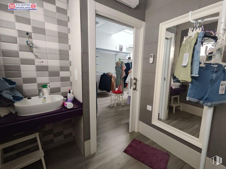 Retail for sale & for rent at Zona centro, Villafranca de los Caballeros, Toledo, 45730 with shorts, sink, property, mirror, building, interior design, fixture, wall, floor and flooring around