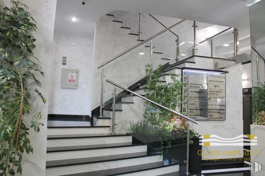 Oficina en alquiler en Calle María Tubau, Fuencarral - El Pardo, Madrid, 28050 con planta, propiedad, accesorio, escaleras, edificio, interiorismo, inmobiliario, diseño urbano, fachada y madera alrededor