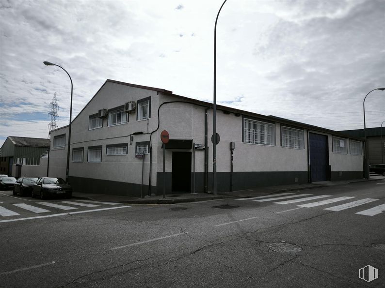 Industrial for rent at Calle San Juan, 20, Fuenlabrada, Madrid, 28946 with car, road surface, asphalt, street, sidewalk, concrete, electrical supply, tar and overhead power line around