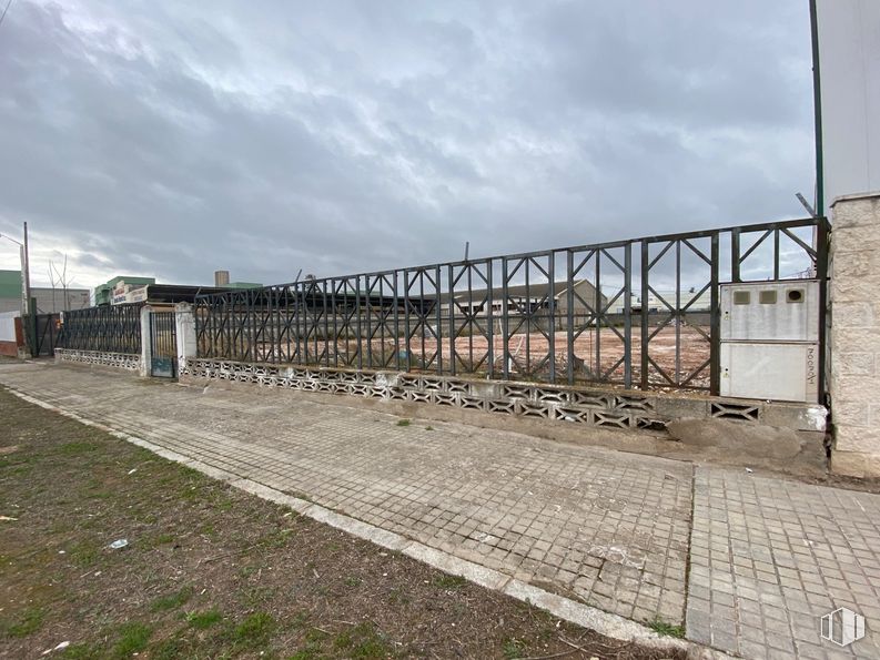 Land for sale at Calle Juan de Austria, 137, Guadalajara, 19004 with cloud, sky, road surface, asphalt, plant, gas, fence, road, facade and tree around