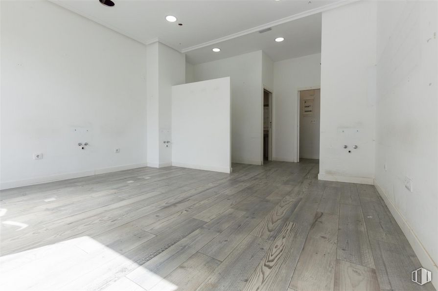 Retail for sale at Calle Almería, Alcalá de Henares, Madrid, 28804 with property, fixture, building, wood, door, flooring, interior design, hall, floor and hardwood around