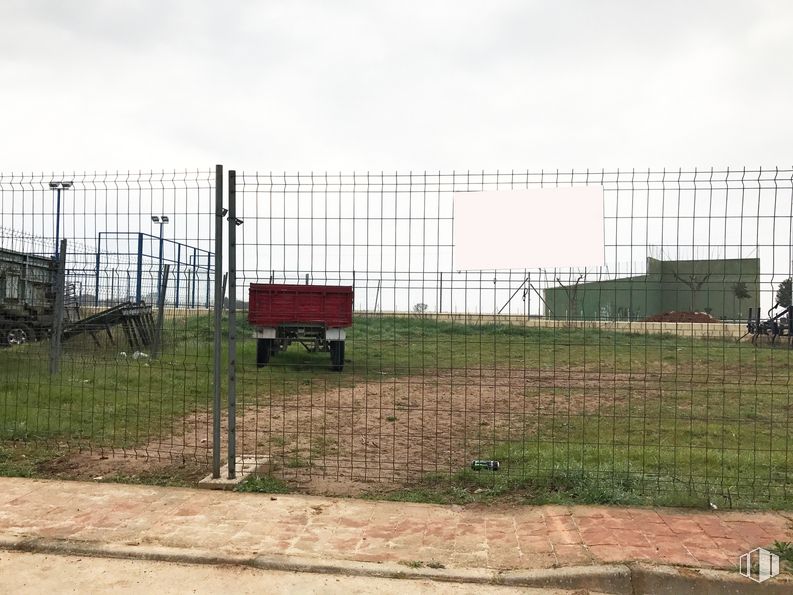 Land for sale at Calle Albacete, 27, Cazalegas, Toledo, 45683 with sky, plant, wheel, tire, fence, cloud, land lot, wire fencing, asphalt and electricity around