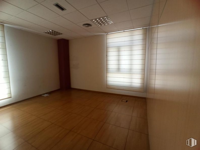 Office for rent at Edificio Curia, Calle Trinitarios, 1, Toledo, 45003 with window blind, light fixture, window, fixture, wood, shade, interior design, hall, floor and flooring around