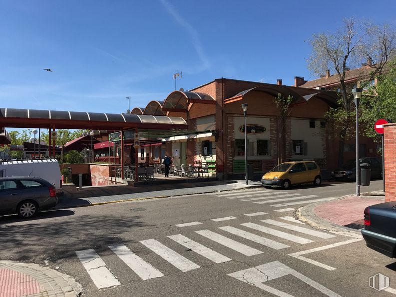 Local en venta en Avenida Viñuelas, 45, Tres Cantos, Madrid, 28760 con coche, edificio, cielo, vehículo, rueda, superficie de la carretera, asfalto, neumático, nube y luz de la calle alrededor