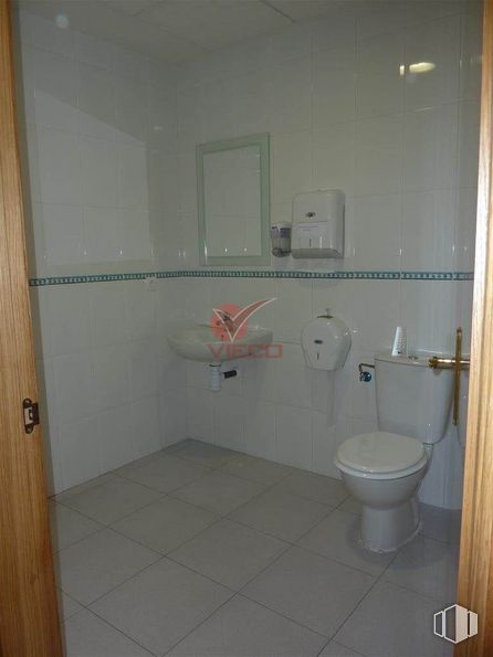 Office for sale at Los Tiradores, Cuenca, 16004 with toilet, sink, tap, plumbing fixture, bathroom sink, urinal, valve, plumbing valve, fluid, bathroom and interior design around