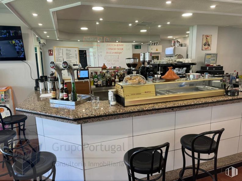 Retail for rent at Zona Casco Antiguo, Majadahonda, Madrid, 28220 with television, chair, countertop, furniture, table, interior design, desk, building, kitchen and office chair around