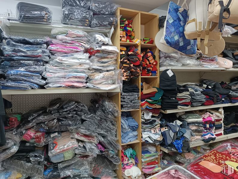 Retail for rent at Calle Mesón de Paredes, 35, Centro, Madrid, 28012 with shoe, packaged goods, outerwear, product, textile, selling, retail, t-shirt, shelf and shelving around