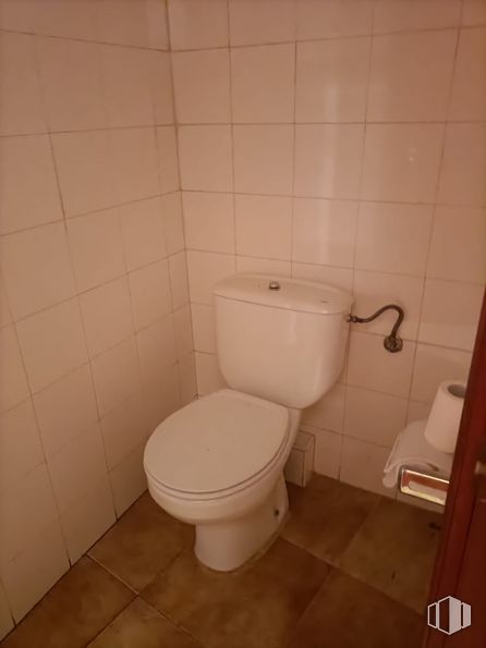 Local en venta en Avenida Portugal, Toledo, 45005 con inodoro, papel higienico, toalla de papel, marrón, asiento del inodoro, cuarto de baño, morado, accesorios de fontanería, madera y suelos alrededor