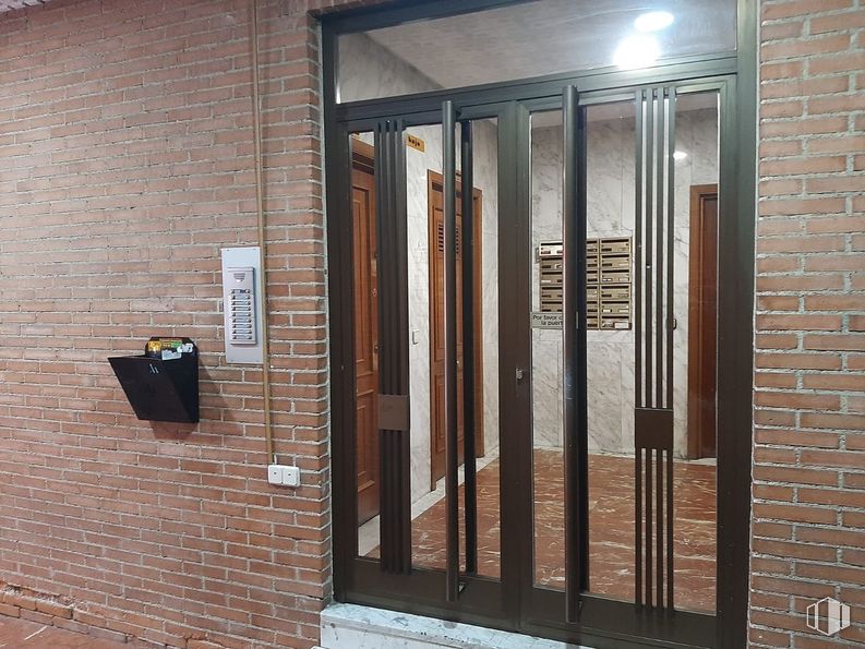 Office for rent at Calle Teruel, 29, Tetuán, Madrid, 28020 with door, wood, composite material, glass, iron, metal, wood stain, building material, home door and brick around