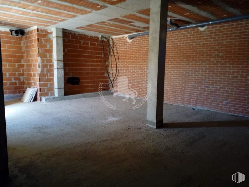 Retail for rent at Calle Víctimas del Terrorismo, Ávila, 05003 with wood, shade, flooring, hall, floor, hardwood, brick, ceiling, wood stain and brickwork around