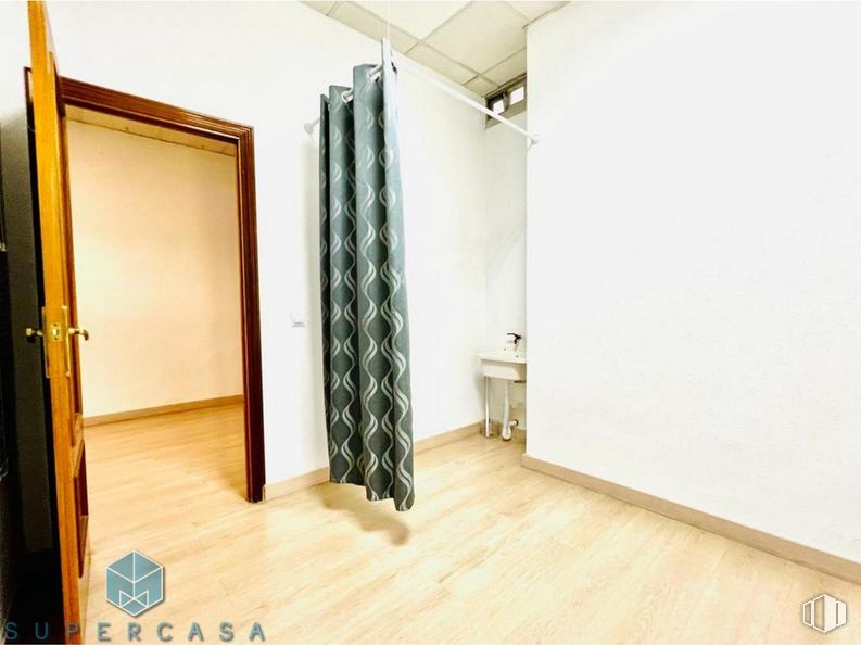 Retail for sale & for rent at Ronda Buenavista, Toledo, 04005 with mirror, building, wood, interior design, floor, flooring, hall, house, curtain and hardwood around