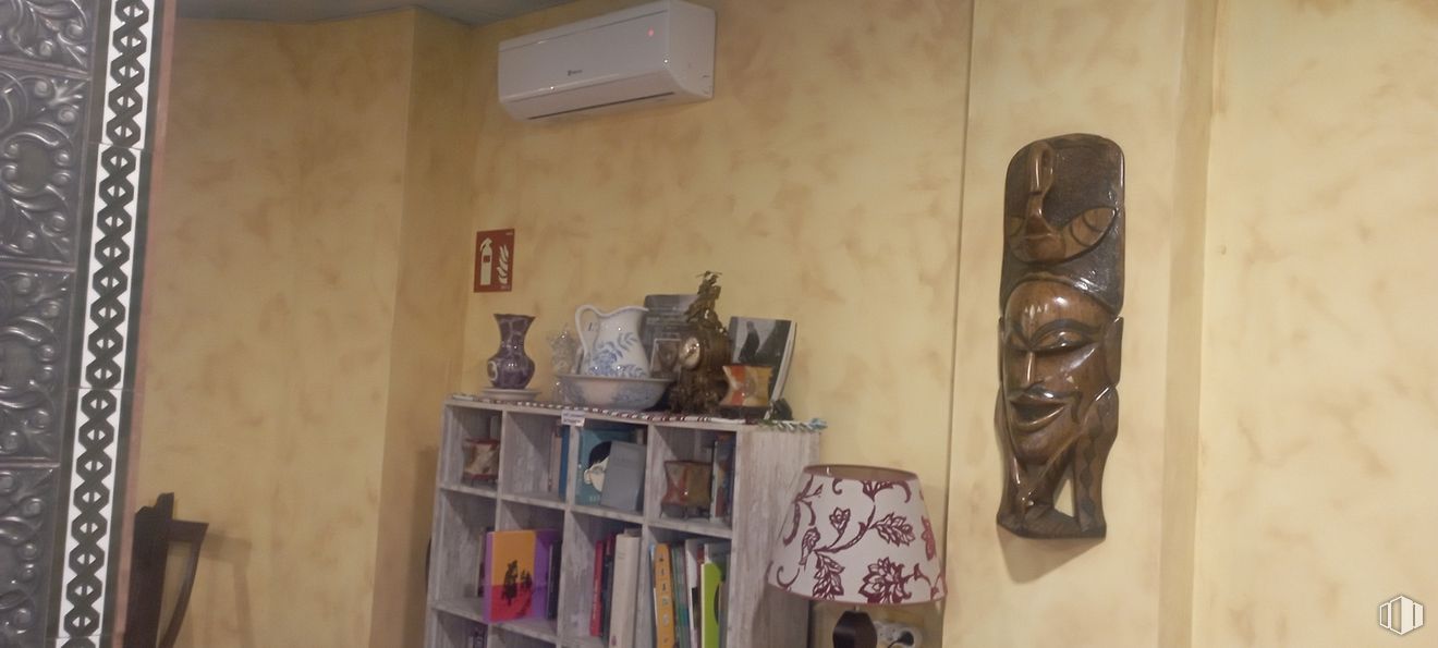 Local en venta en Zona centro, Arganda del Rey, Madrid, 28500 con alumbrado, estantería, escultura, madera, arte, estantería, pared, estante, estatua y artefacto alrededor