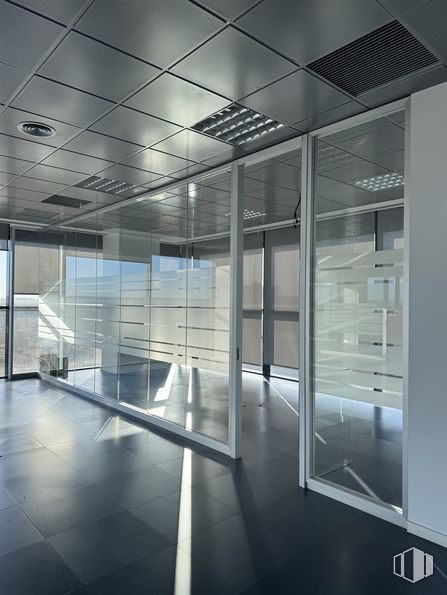 Office for rent at Edificio Barajas, Calle Alcañiz, 23, Barajas, Madrid, 28042 with flooring, floor, interior design, ceiling, glass, composite material, commercial building, metal, silver and transparency around