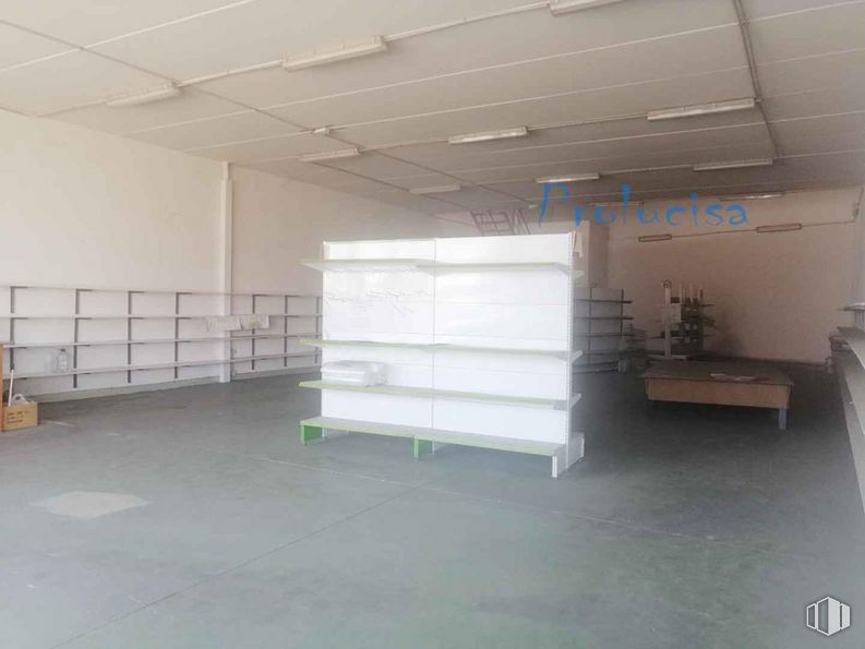 Nave en venta en Zona industrial, Moraleja de Enmedio, Madrid, 28950 con estantería, mesa, madera, pasillo, suelo, edificio, piso, planta de interior, madera y estantería alrededor